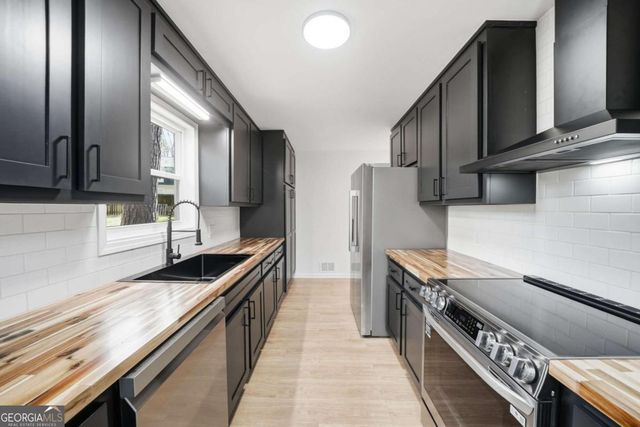 324 Hill Crest Circle, Woodstock, GA 30188