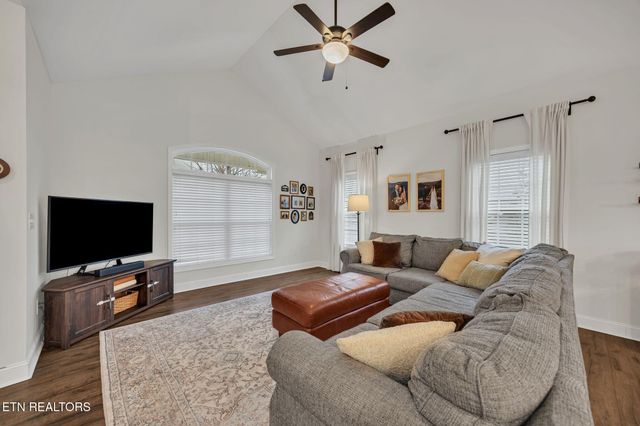 127 Cardin St, Etowah, TN 37331