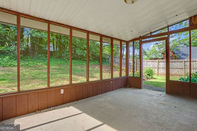 20 Lakeside Drive, Ellenwood, GA 30294