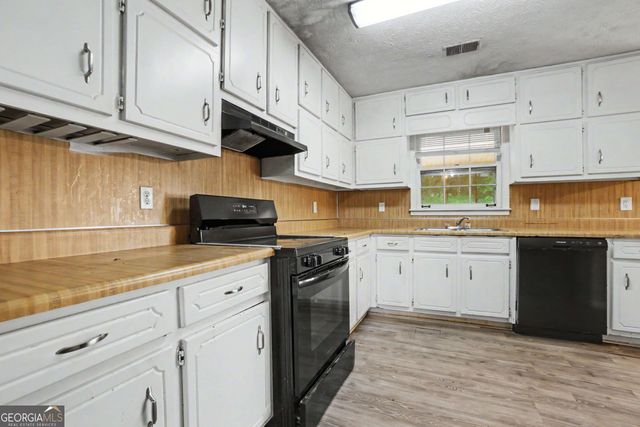 20 Lakeside Drive, Ellenwood, GA 30294