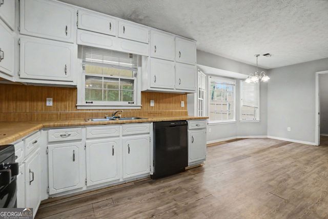 20 Lakeside Drive, Ellenwood, GA 30294