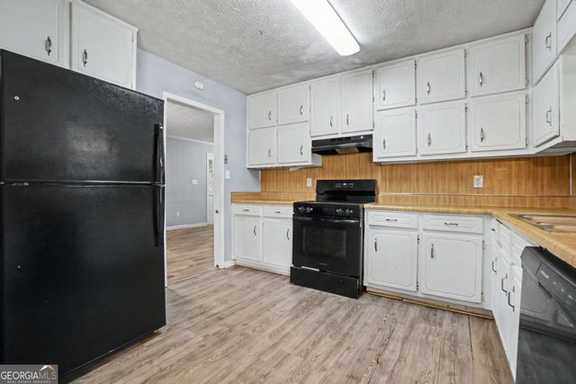 20 Lakeside Drive, Ellenwood, GA 30294