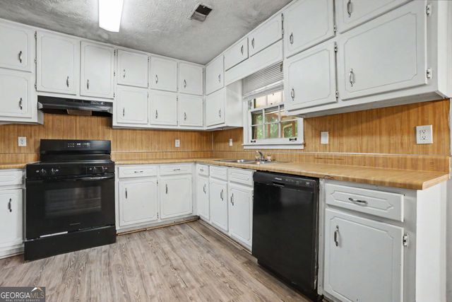 20 Lakeside Drive, Ellenwood, GA 30294