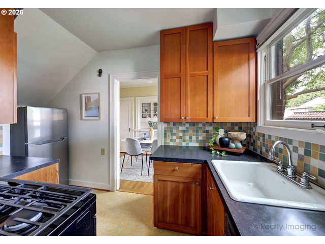 2937 Se HAWTHORNE Blvd, Portland, OR 97214