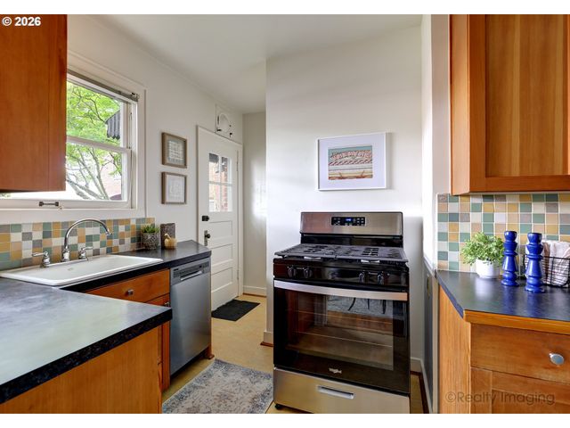 2937 Se HAWTHORNE Blvd, Portland, OR 97214
