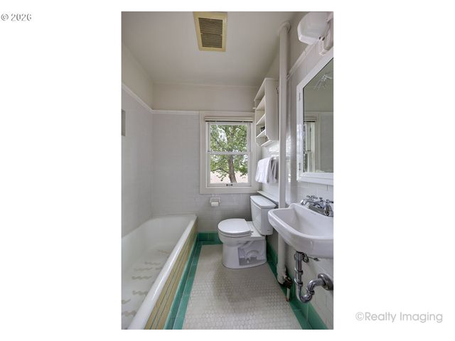 2937 Se HAWTHORNE Blvd, Portland, OR 97214