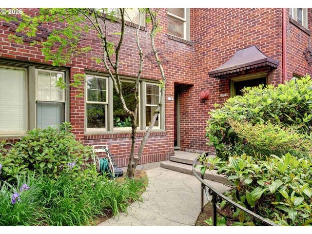 2937 Se HAWTHORNE Blvd, Portland, OR 97214