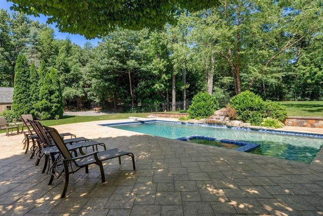 5 Queen Anne Rd, Hopkinton, MA 01748
