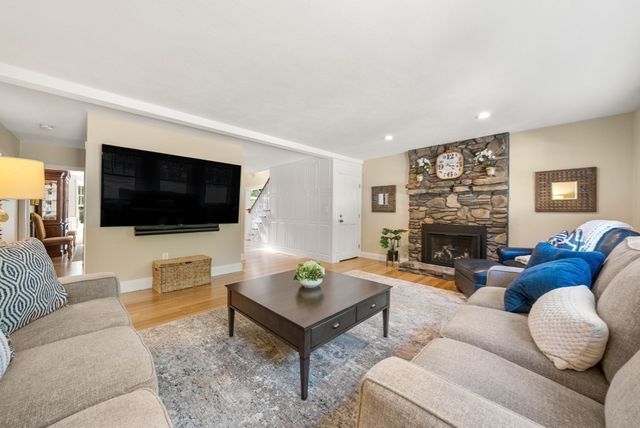 5 Queen Anne Rd, Hopkinton, MA 01748