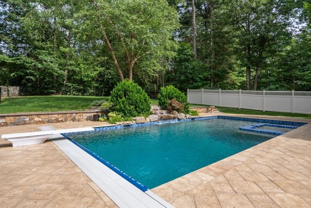 5 Queen Anne Rd, Hopkinton, MA 01748
