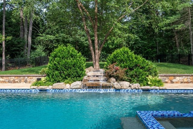 5 Queen Anne Rd, Hopkinton, MA 01748
