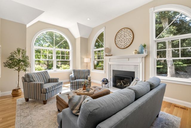 5 Queen Anne Rd, Hopkinton, MA 01748