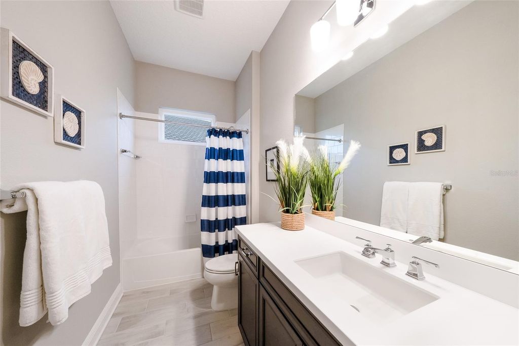 Image 14 of property listing at 12825 COASTAL BREEZE WAY, Bradenton, FL 34211