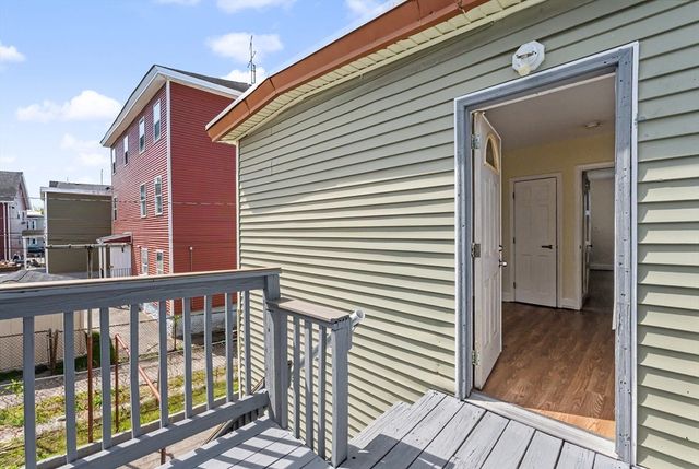 18 Pleasant St, Lowell, MA 01852
