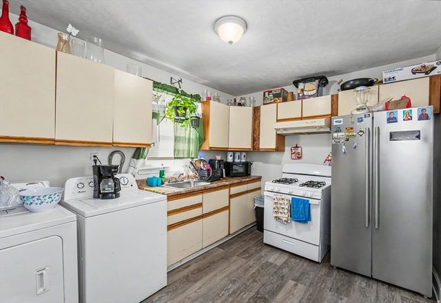18 Pleasant St, Lowell, MA 01852