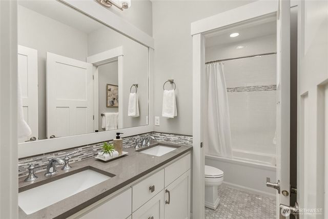 7817 NE Ledgestone Loop, Bainbridge Island, WA 98110