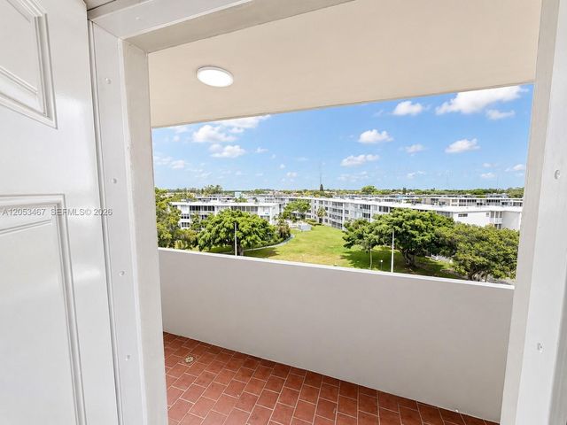 1750 NE 191st St 605-1, Miami, FL 33179