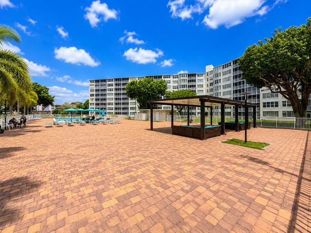 1750 NE 191st St 605-1, Miami, FL 33179