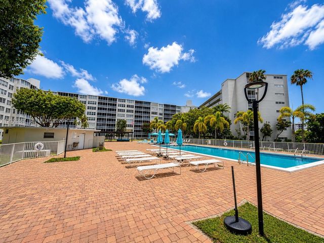 1750 NE 191st St 605-1, Miami, FL 33179