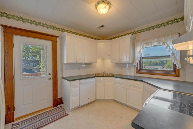 429 1st Avenue W, Newton, IA 50208