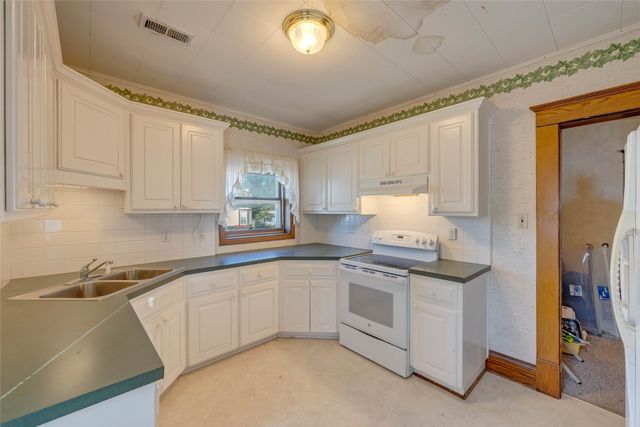 429 1st Avenue W, Newton, IA 50208