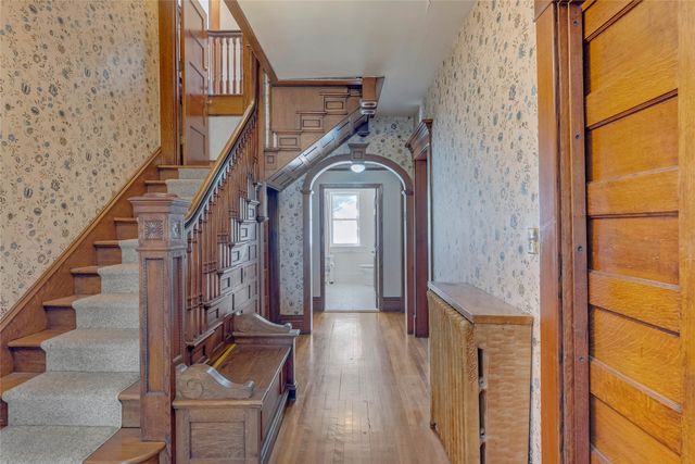 429 1st Avenue W, Newton, IA 50208