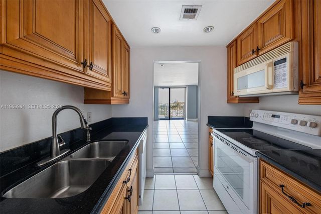 2350 NE 135th Street 811, North Miami, FL 33181