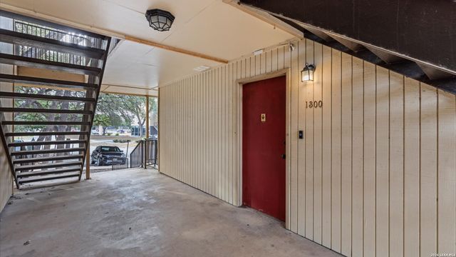 8702 Village Dr Apt 1300, San Antonio, TX 78217