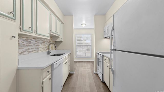 8702 Village Dr Apt 1300, San Antonio, TX 78217