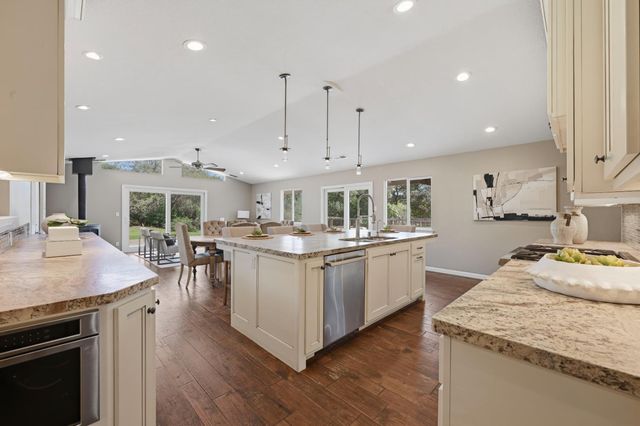 7585 Gold Dr, Loomis, CA 95650