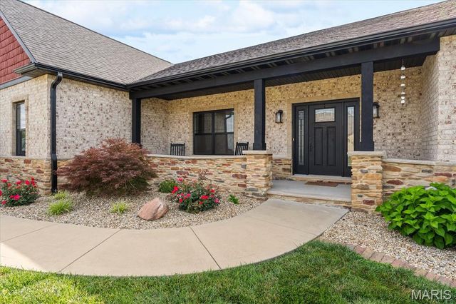 500 Shadow Rock Court, Lebanon, IL 62254