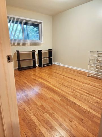 209 N Stevenson Lane, Mount Prospect, IL 60056