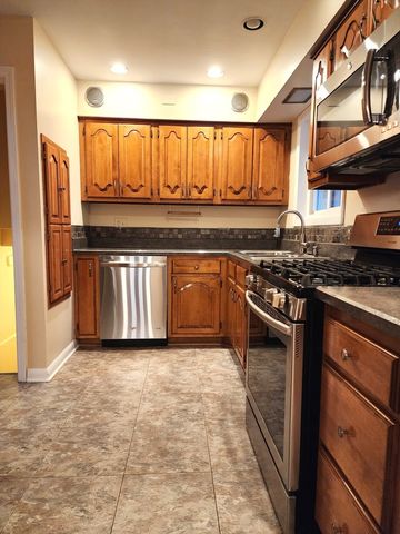 209 N Stevenson Lane, Mount Prospect, IL 60056