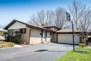 209 N Stevenson Lane, Mount Prospect, IL 60056