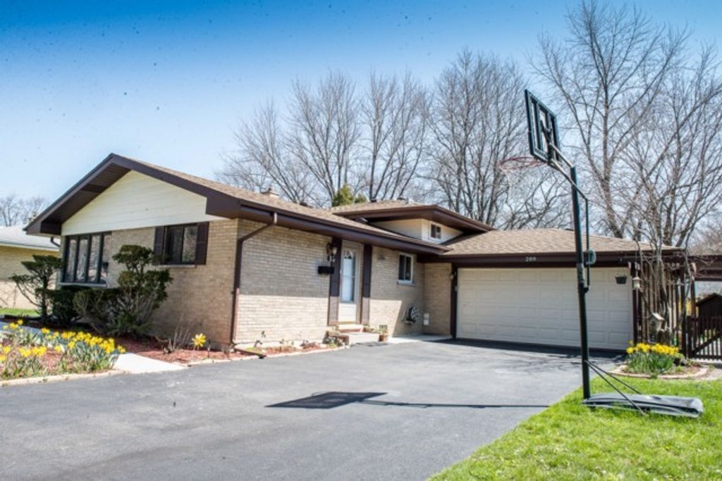 209 N Stevenson Lane, Mount Prospect, IL 60056