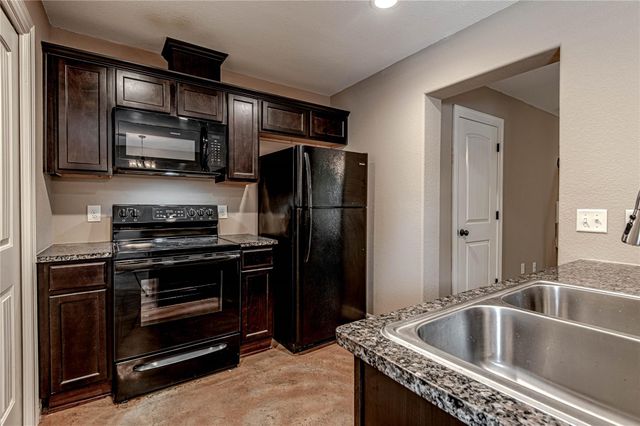2002 20th Street 603, Huntsville, TX 77340