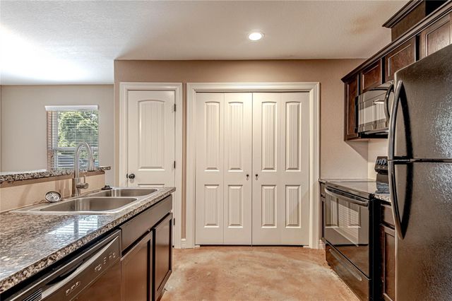 2002 20th Street 603, Huntsville, TX 77340