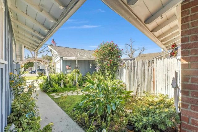 3221 Kempton Drive, Los Alamitos, CA 90720