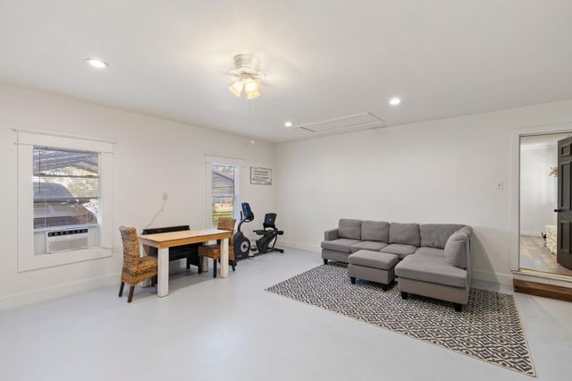 1829 N Main Street, Weatherford, TX 76085