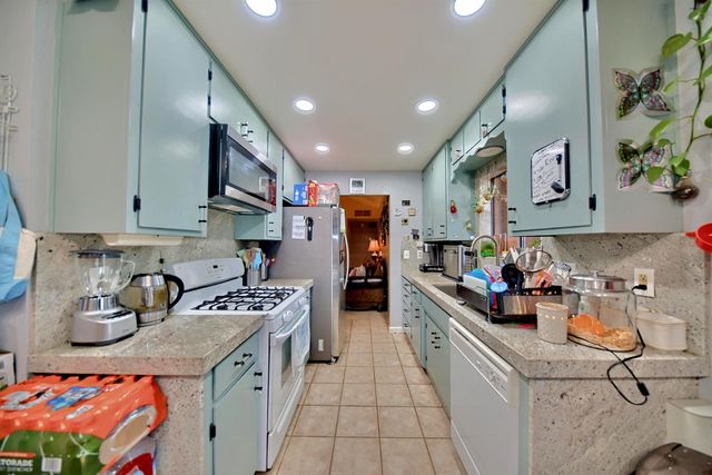 2013 Robertson Rd, Modesto, CA 95351