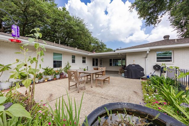 810 Whitehead Blvd, Port Allen, LA 70767