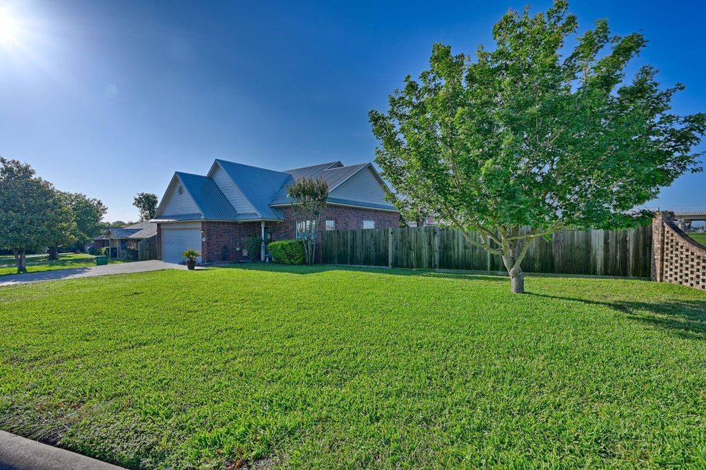1200 Cheyenne Drive, Brenham, TX 77833