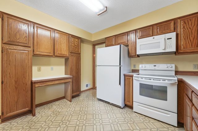 9391 Knighton Road, Woodbury, MN 55125