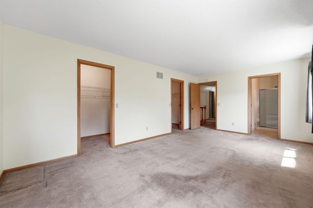 9391 Knighton Road, Woodbury, MN 55125