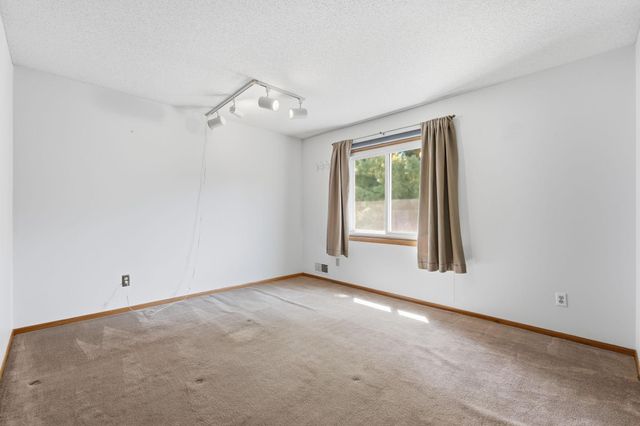 9391 Knighton Road, Woodbury, MN 55125