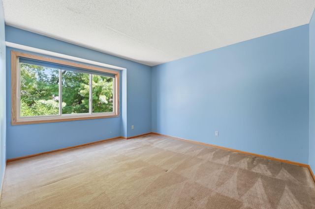 9391 Knighton Road, Woodbury, MN 55125