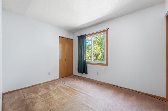 9391 Knighton Road, Woodbury, MN 55125