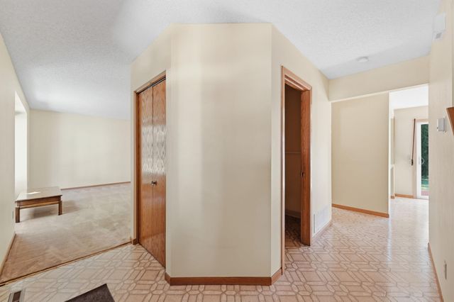 9391 Knighton Road, Woodbury, MN 55125