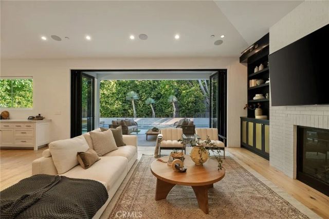 16130 Otsego Street, Encino, CA 91436