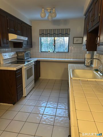 33 Harbour Village D, Branford, CT 06405